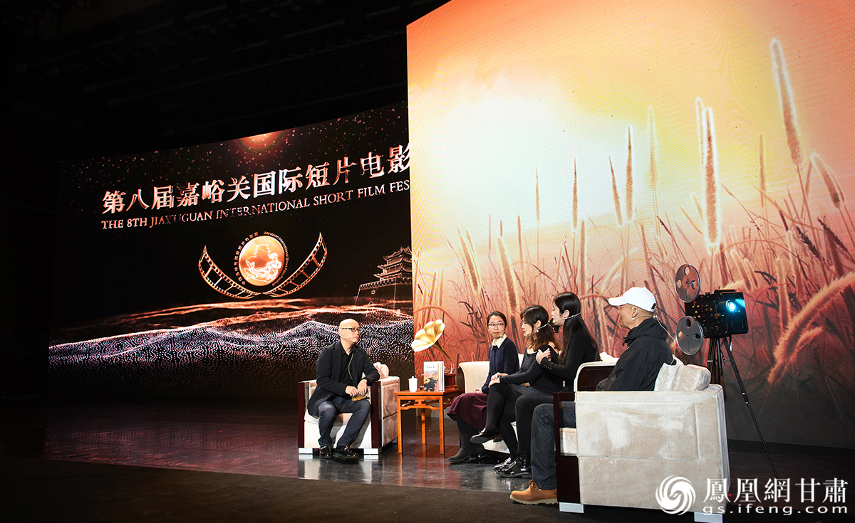 孟非对话四类纪录片推优作品主创，上海广播电视台纪录片中心工作室负责人、《彩色新中国》总导演谢申照（左二）介绍了《彩色新中国》的创作历程。杨艺锴 摄