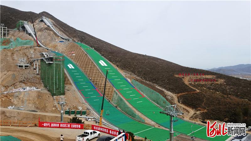 10月27日拍摄的涞源国家跳台滑雪训练科研基地赛道。 通讯员 黄艳 摄