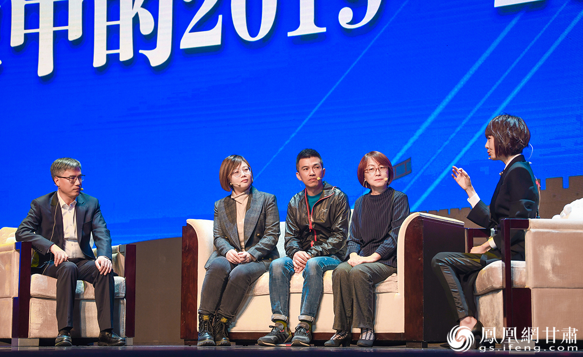 鲁豫对话《2020 春天纪事》摄制团队 杨艺锴 摄