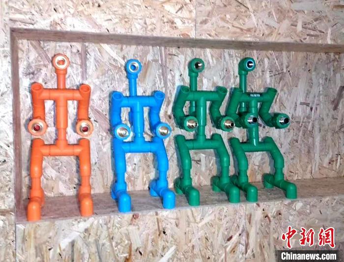 利用水管废料制作的机器人模型。陈军建供图
