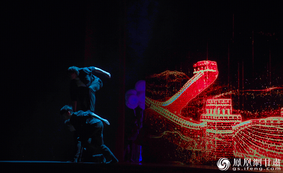 第八届嘉峪关国际短片电影展开幕式上的舞蹈表演——“筑” 杨艺锴 摄