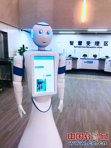 智能政务机器人“境境”,对其语言库进行本地化、业务化改造,可智能应答群众咨询的各类出入境办证业务问题,并实现自动寻路引导功能。经济日报-中国经济记者 王婉莹/摄