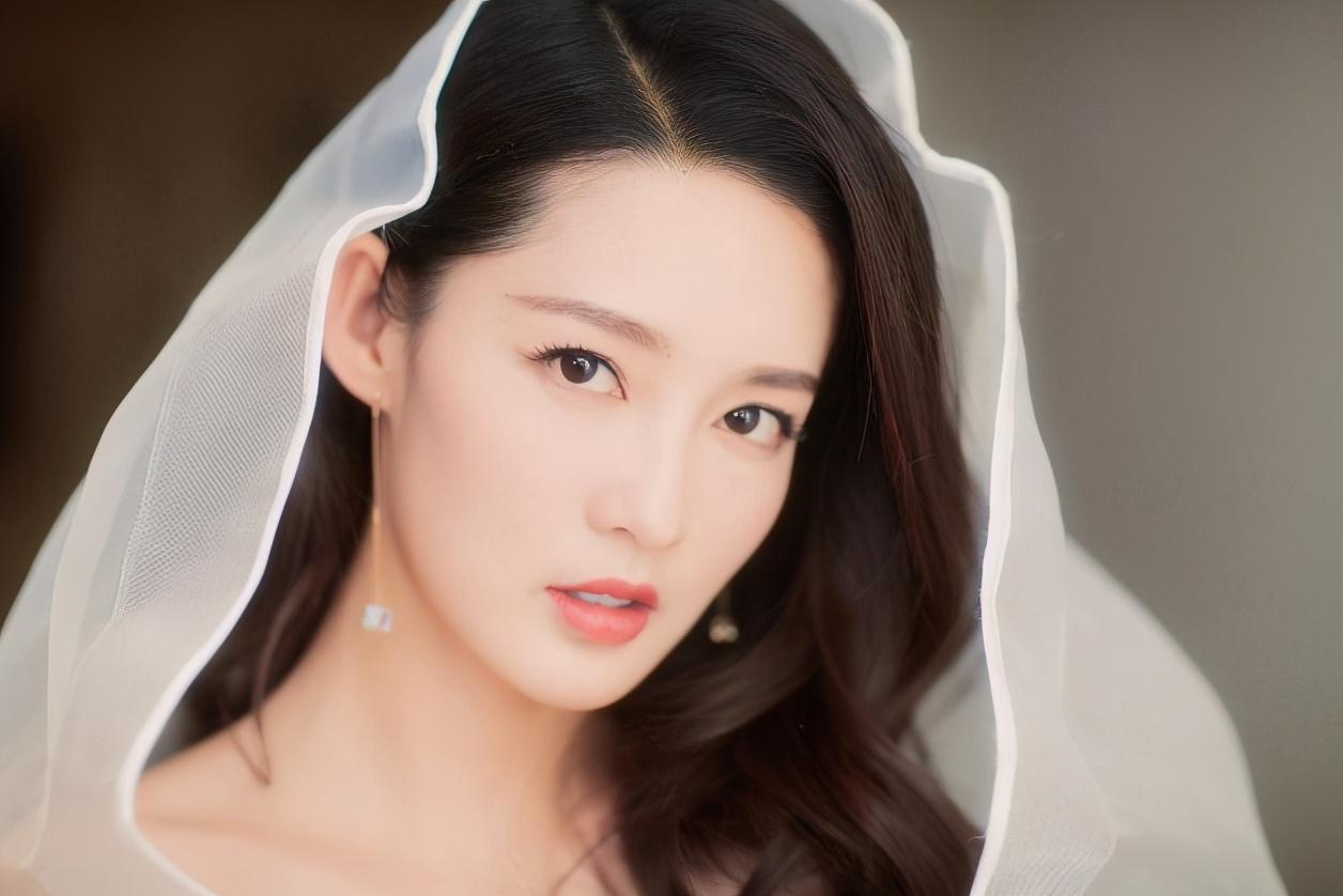 李沁是娱乐圈隐形直男斩？和邓伦杨洋传绯闻。肖战也被指喜欢她