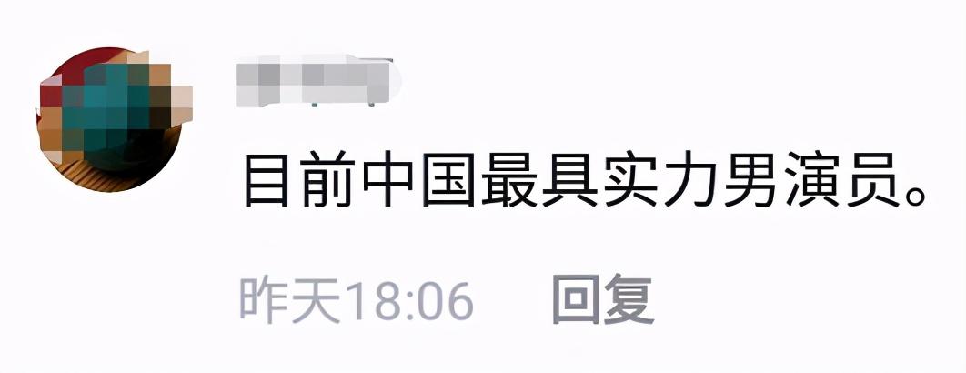 64岁陈宝国罕现身！穿着朴素挺肚腩与人合影。不带保镖毫无架子