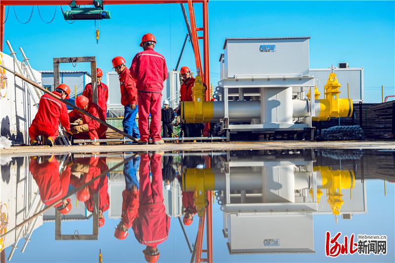 10月24日，高铁站片区供热(冷)工程1号能源站项目施工现场，工人在安装燃气压力转换站。通讯员任双欢摄