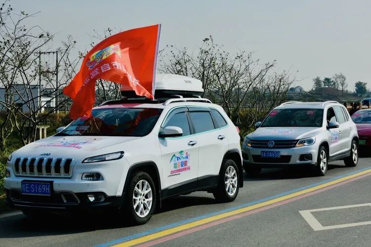 和县丰乐古道又名彩虹大道，被誉为最美乡村公路。正值深秋十月，沿途晚稻田一片金灿灿，半月湖水青翠欲滴，车友们一边享受着绿水青山，一边通过对讲机开始向当地文旅部门咨询，古道长多少公里，沿途有哪些适合车队停车点。含山县伍子胥古道全长7.5公里，连接古韶关和华阳洞，沿途有人文、自然等景点50多处，穿行其间俨然世外桃源。