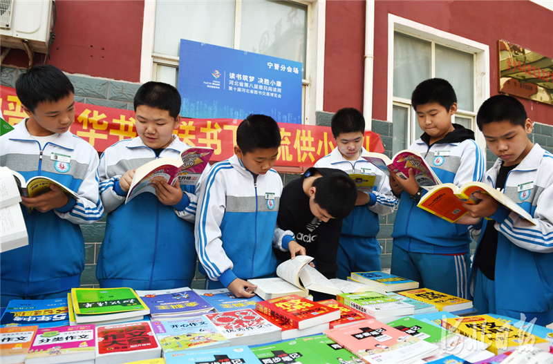 2020年10月25日，河北省宁晋县第六中学学生在校园书市选看课外读物。