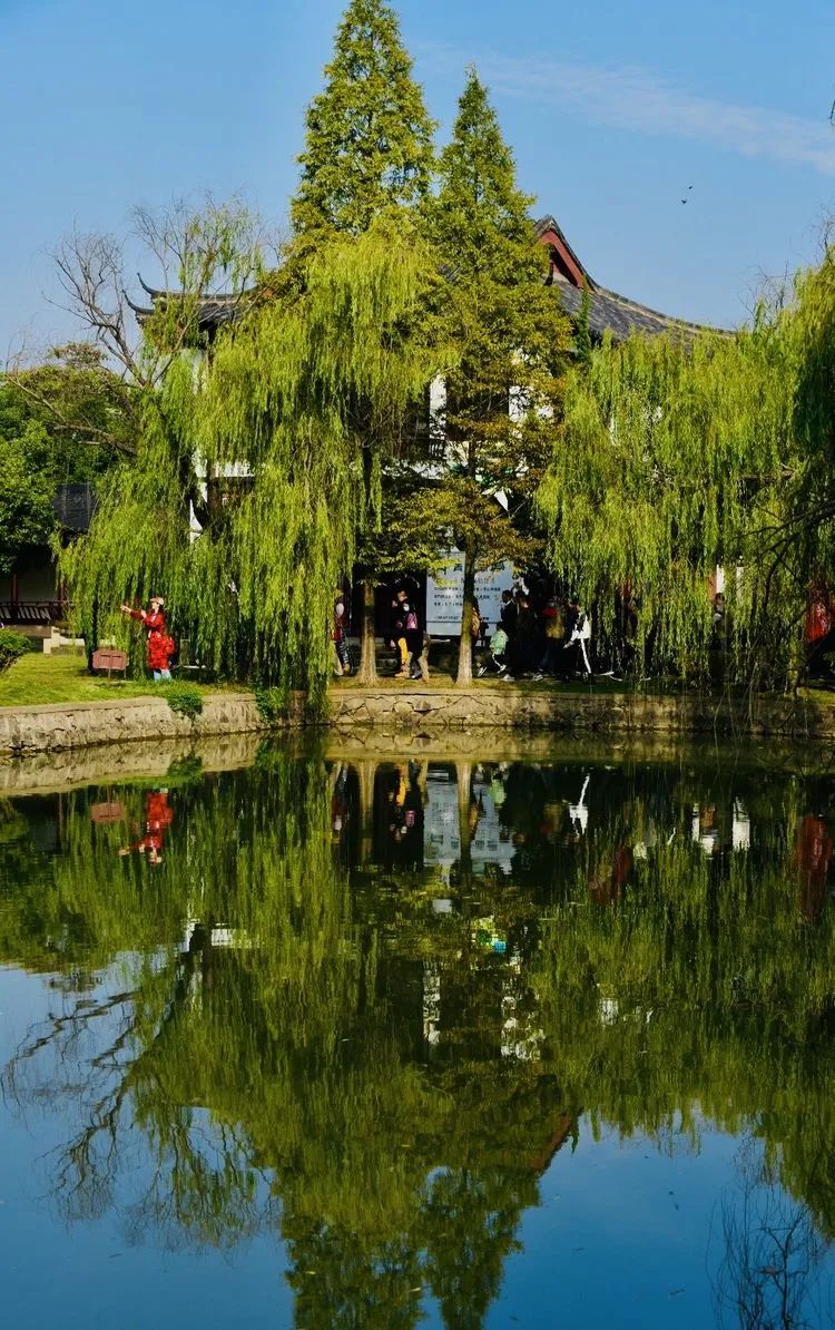 太白祠为前后两进，素白粉墙，灰黑瓦顶。祠内青砖铺地，飞檐耸脊。正庭门楣上悬林散之手书“太白祠”横匾。厅内迎面耸立一尊高2.47米、重约3吨的汉白玉李白塑像。塑像侧身而立，左手按剑，右手后双眸含慧，胡须飘拂。