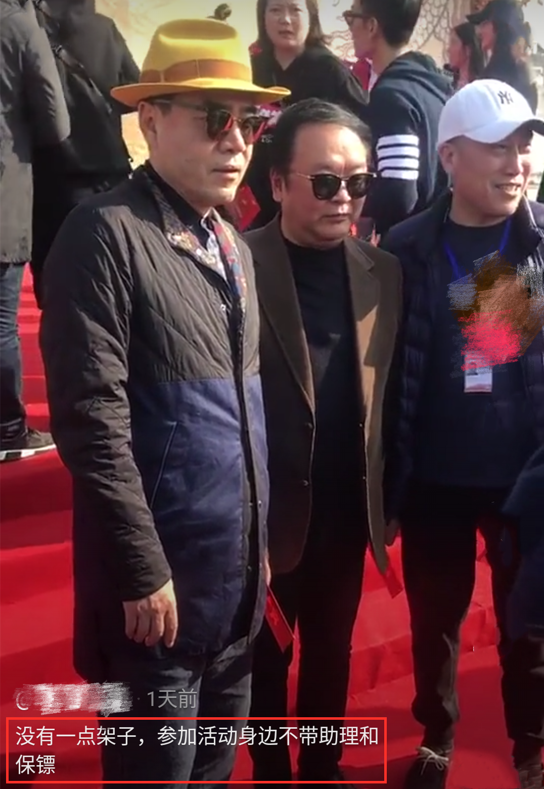 64岁陈宝国罕现身！穿着朴素挺肚腩与人合影。不带保镖毫无架子