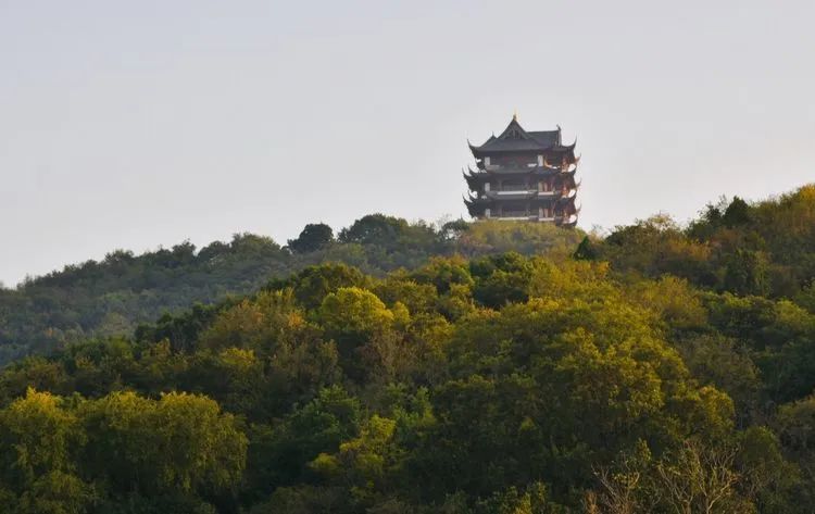 太白楼原名谪仙楼，位于安徽马鞍山市采石矶风景区内，面临长江，背依翠螺山，是一座金碧辉煌，宏伟壮丽的古建筑。与湖南的岳阳楼，湖北的黄鹤楼，江西的滕王阁并称“长江三楼一阁”，素有“风月江天贮一楼”之称。
