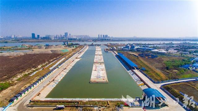 沉管缓缓“入门”进入汉江。(通讯员夏威摄)