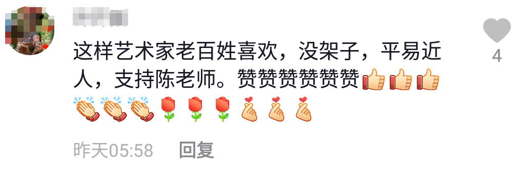 64岁陈宝国罕现身！穿着朴素挺肚腩与人合影。不带保镖毫无架子