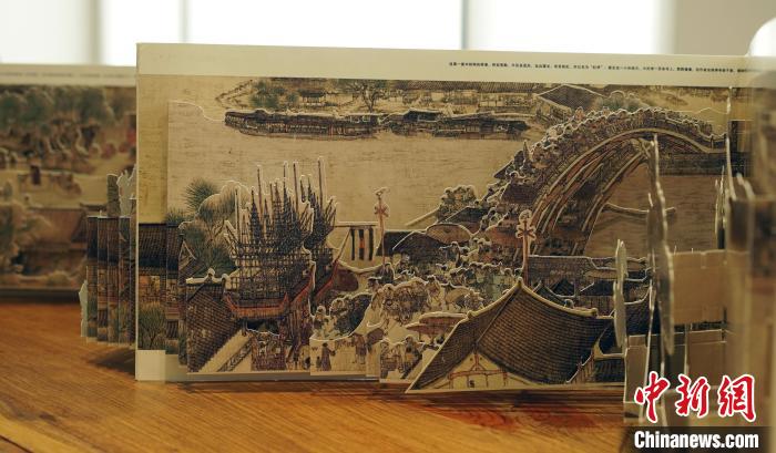 《大宋风华：立体<清明上河图>》套装以故宫博物院收藏的文物藏品《清明上河图》为主题进行设计研发，由《大宋风华：立体<清明上河图>》、《<清明上河图>面面观》和“收藏集高清《清明上河图》拼图”三部分构成。　云良 摄