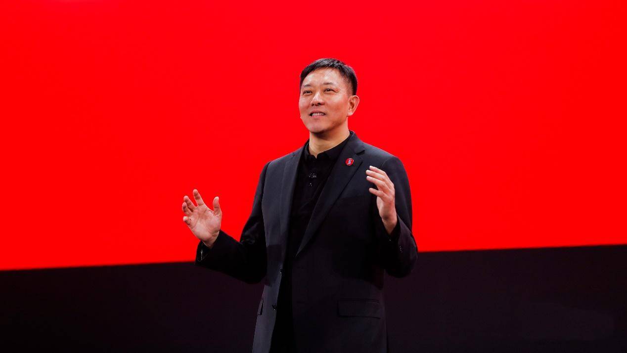 自2017年开启智能化变革以来,联想中国一直推动智能物联转型,加速自身业务的多元化发展步伐,并在PC业务之外打造了智慧服务这一新增长引擎。2019年,联想智慧服务营收突破50亿元,增速34.4%,预计2020年营收将突破70亿元。2020年Q1财季,联想中国智能物联转型持续高速增长,智慧服务业务和包括智慧教育、商用IoT等新兴业务在内的孵化域业务销售额双增长,同比分别高速增长了41%和67%,并在智慧城市、智慧教育、智慧农业、智慧能源、智慧商务等领域积累了丰富的经验和行业成功案例。