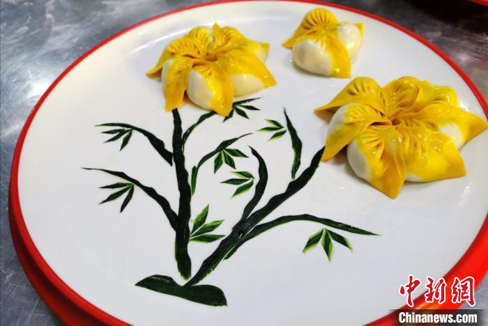 图为“七彩饺子宴”之“竹报平安”，有美好寓意。　闫姣 摄