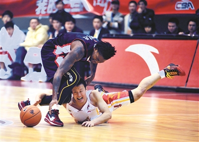 八一队球员王中光倒地争球。(资料图片李岩宏摄)