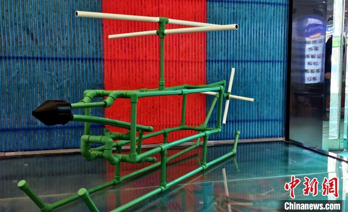 湖北襄阳一技工妙用水管废料制作“工艺品”