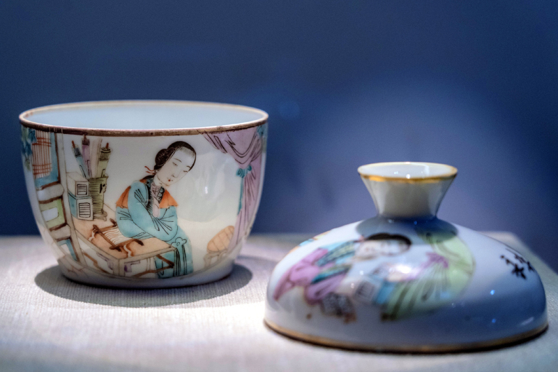 宁波博物院文物保护修复技艺展示亮相，图为高心田粉彩仕女图盖焖瓶(清)。