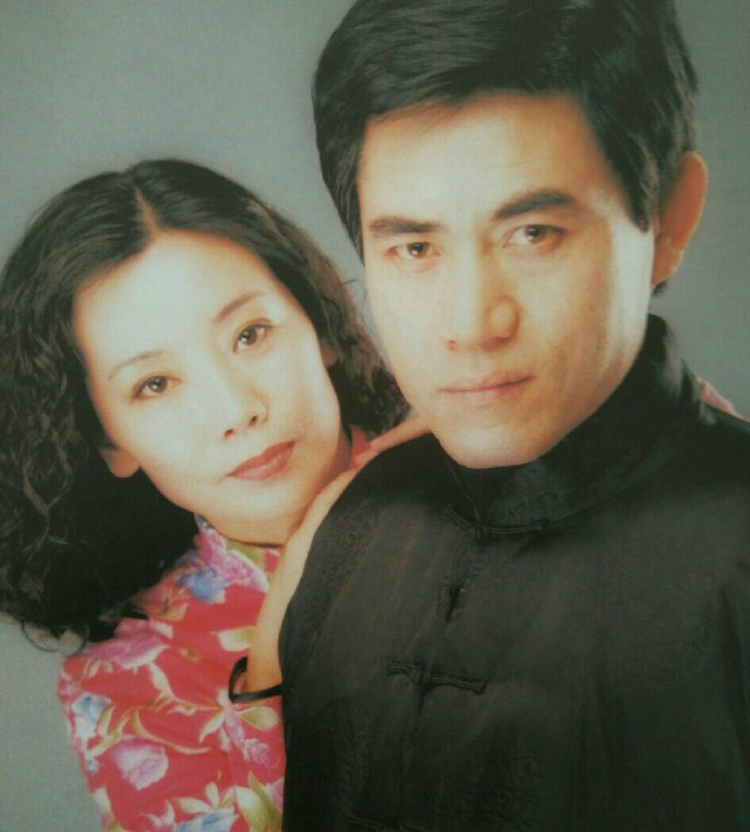 64岁陈宝国罕现身！穿着朴素挺肚腩与人合影。不带保镖毫无架子