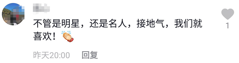 64岁陈宝国罕现身！穿着朴素挺肚腩与人合影。不带保镖毫无架子