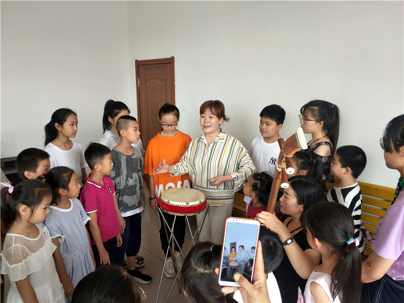 河间市文化馆西河大鼓暑期培训班，张领娣（中）教授西河大鼓。李雪供图