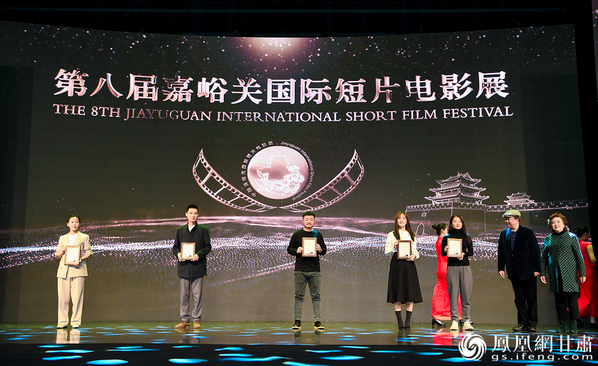 获得推优的网络电影主创人员登台领奖 杨艺锴 摄