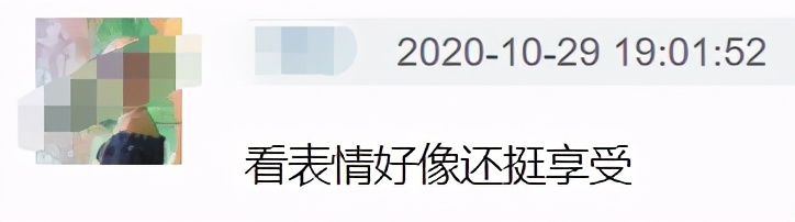 64岁陈宝国罕现身！穿着朴素挺肚腩与人合影。不带保镖毫无架子