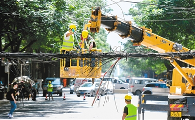 6月24日,翠华路(小寨东路—雁南三路)架空通信线缆落地施工现场。(资料图片)记者 张宇明 摄