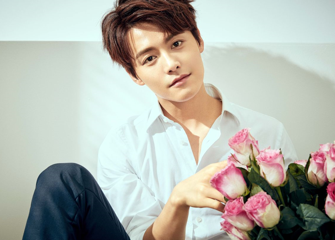 64岁陈宝国罕现身！穿着朴素挺肚腩与人合影。不带保镖毫无架子