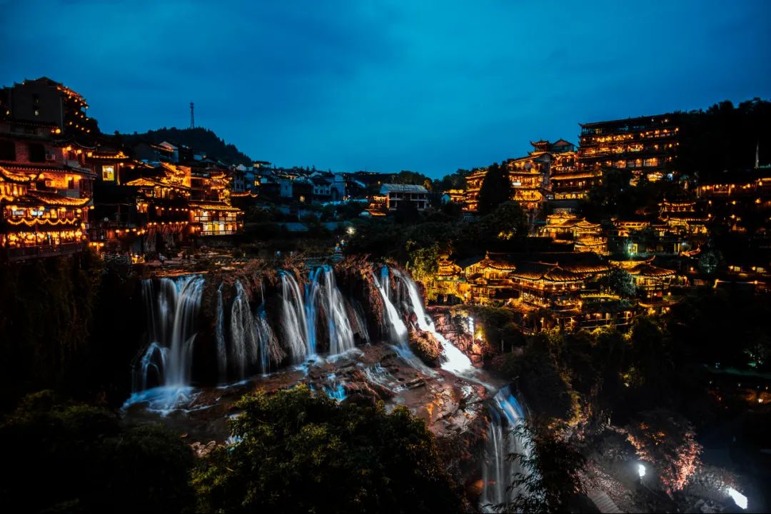 芙蓉镇人口数量_芙蓉镇夜景