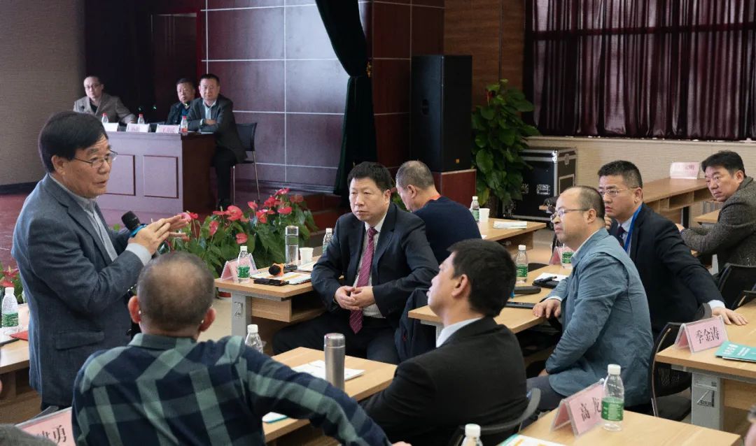 专家进行学术讨论