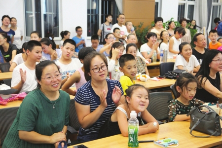 书友们济济一堂，兴致勃勃听讲座。