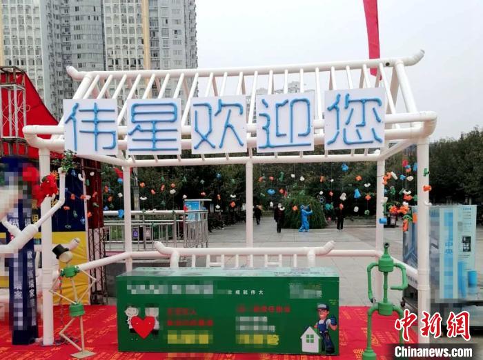 利用水管废料制作小房子被公司用于室外宣传。陈军建供图