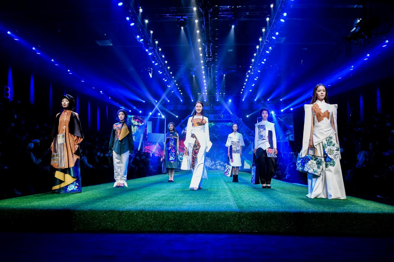 东乡绣娘在中国国际时装周t台走秀