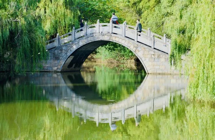 太白祠为前后两进，素白粉墙，灰黑瓦顶。祠内青砖铺地，飞檐耸脊。正庭门楣上悬林散之手书“太白祠”横匾。厅内迎面耸立一尊高2.47米、重约3吨的汉白玉李白塑像。塑像侧身而立，左手按剑，右手后双眸含慧，胡须飘拂。