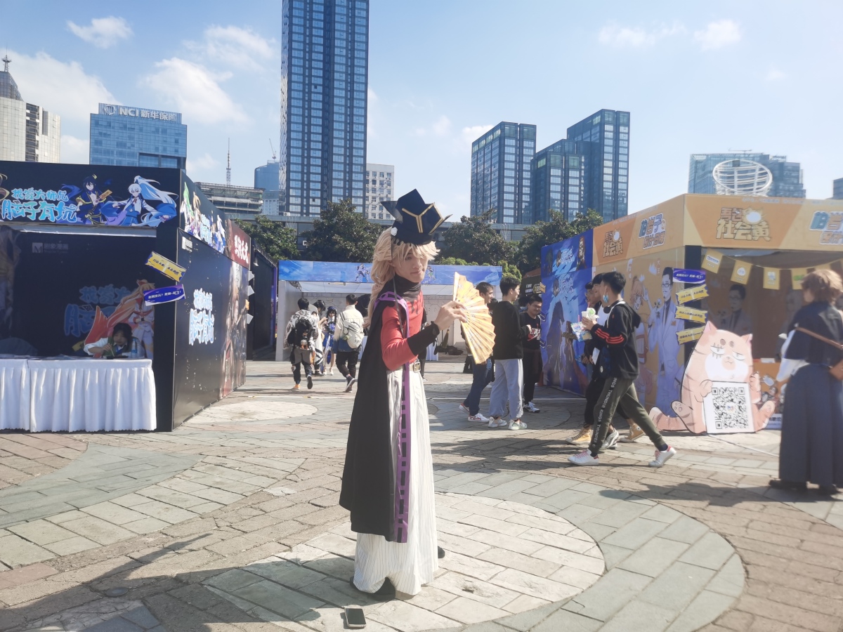 此外,你还可以跟着主播逛漫展,现场参与超级火爆的随机宅舞,参与漫展