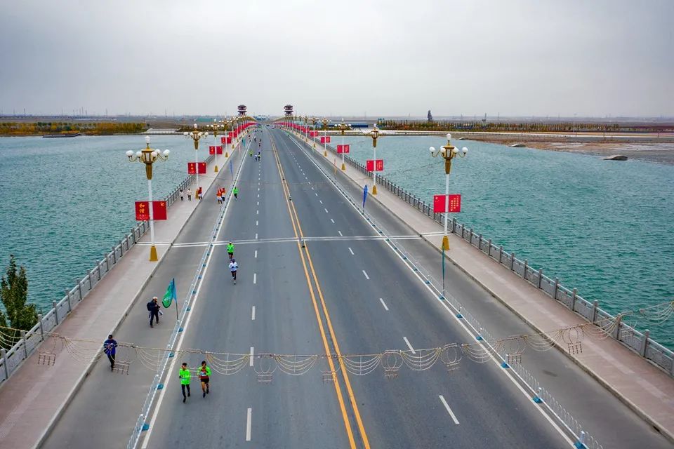 黑河生态马拉松赛鸣枪 全国5000余选手逐梦多彩张掖