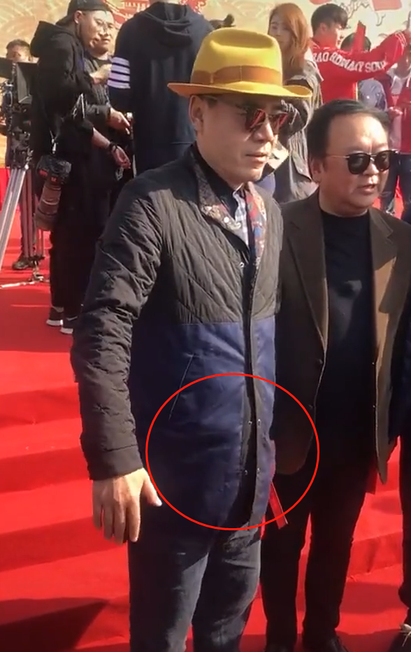 64岁陈宝国罕现身！穿着朴素挺肚腩与人合影。不带保镖毫无架子