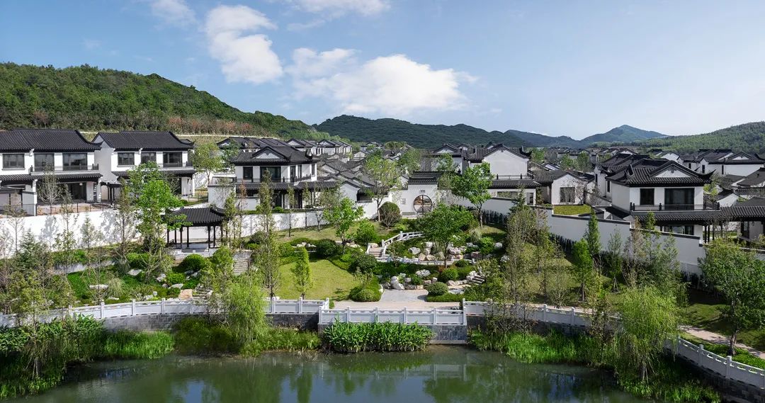 融创「阿朵小镇」首期东方合院交付,自此生活四季如诗