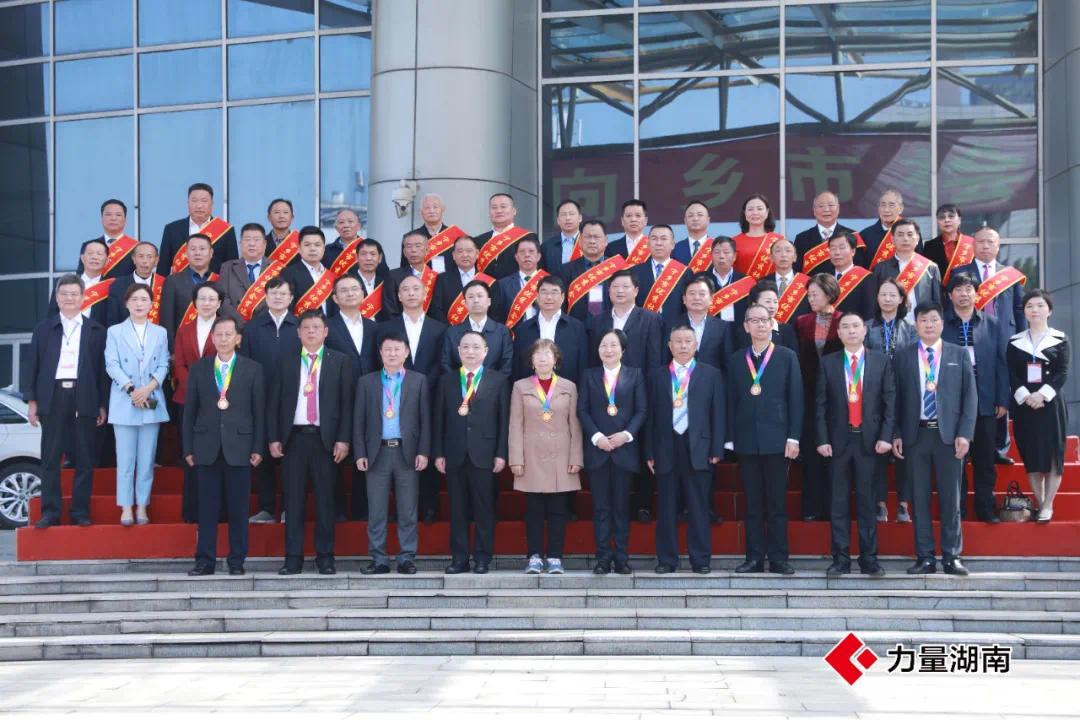 ▲大会对“宁乡第二届十佳社会贤达”、“优秀社会贤达”进行了表彰。