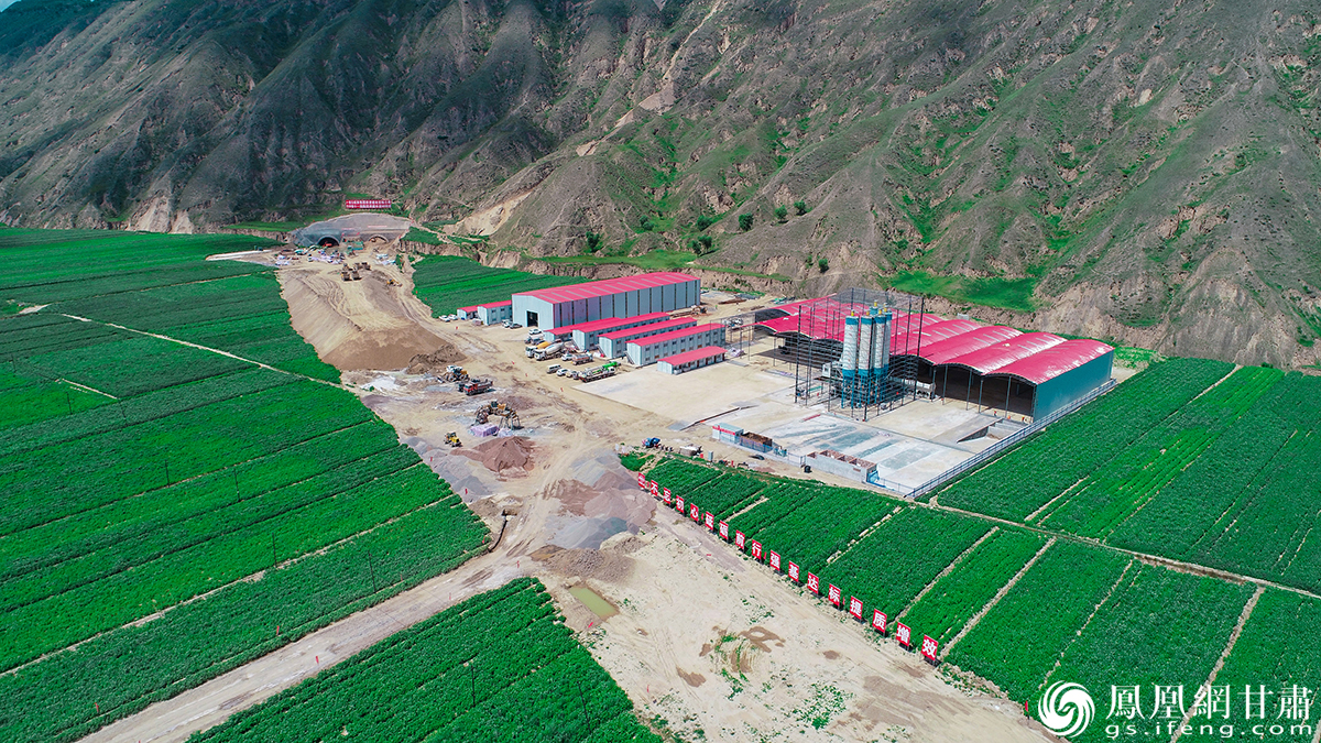 安临公路牟家岭隧道建设现场 杨艺锴 摄