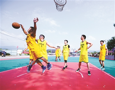 我市群众篮球事业红红火火。(周力摄)