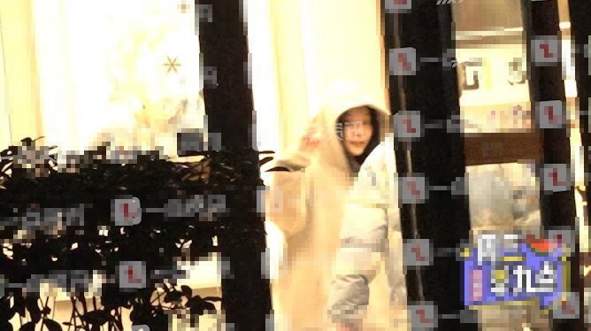 又一爱豆恋情曝光？赵品霖被曝与女友全程挽手回公寓