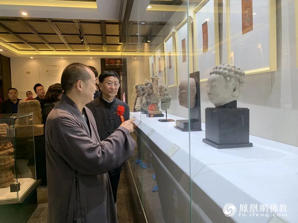 道坚法师与嘉宾参观博物馆