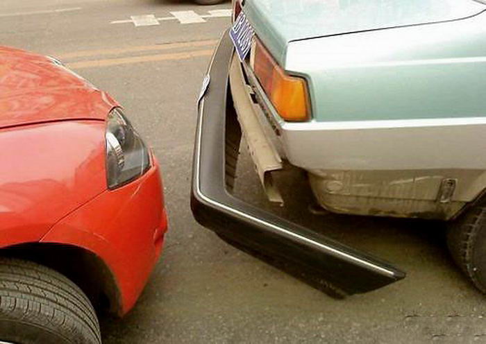 缓慢行驶等待被追尾  碰瓷车辆会故意开在目标车辆前面,并贴近目标