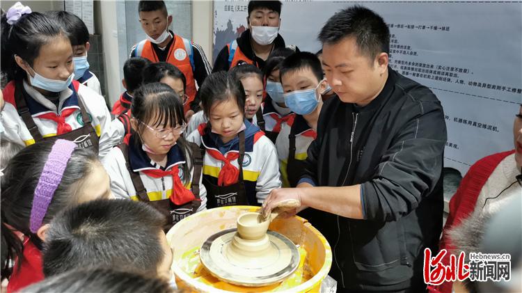 邢台市马路街小学东校区组织学生赴内丘开展“走进邢窑白瓷　传承家乡文化”研学活动。