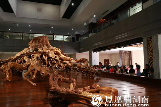 世界第一大岩柳根雕以《桃花源记》为主线进行雕刻，细节精美