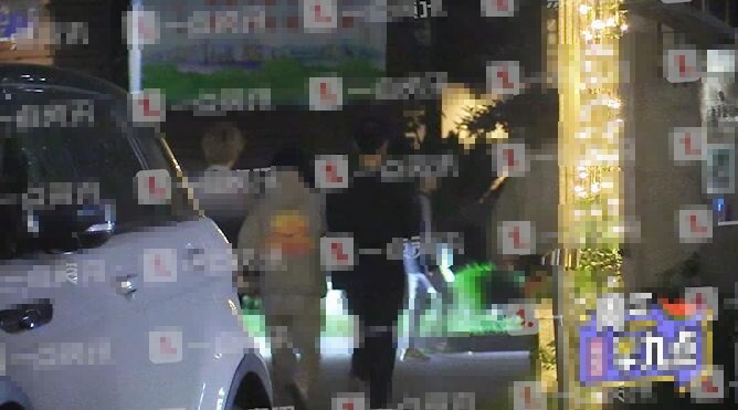 又一爱豆恋情曝光？赵品霖被曝与女友全程挽手回公寓