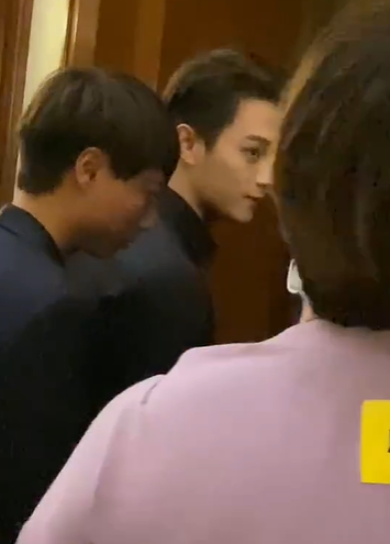 许凯被要求合影礼貌婉拒