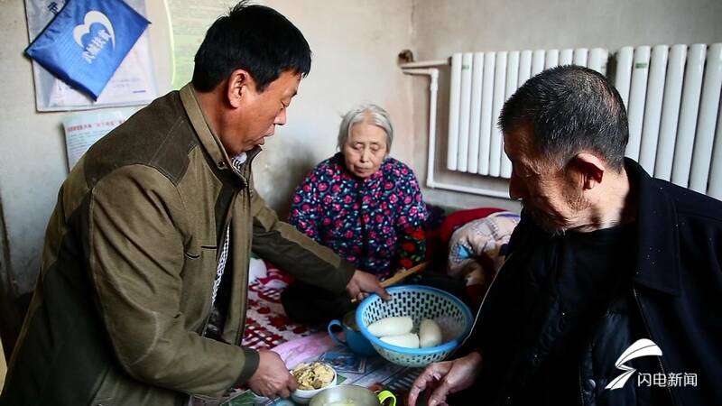 感动无数人 德州一位女婿多年照顾瘫痪岳父母 凤凰网
